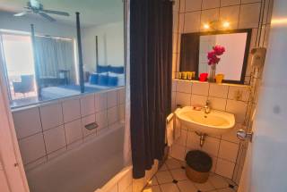 Deluxe Room Bathroom