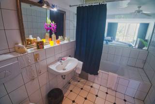 JS 2 Double Bed Bathroom