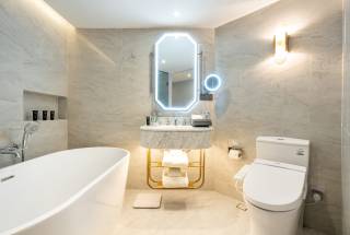 Deluxe Pool View Corner 21